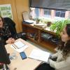 Laura Cilek( IEGD, CSIC) durante su conversación vis a vis con una alumna del IES Alonso Berruguete de Palencia