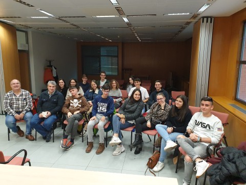 Los alumnos, el director y el profesor del IES Alonso Berruguete de Palencia posan al final de la jornada