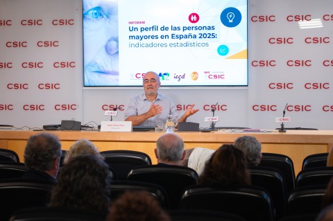 Julio Pérez Díaz (investigador del CSIC) durante la rueda de prensa en el CSIC (24/10/2025)